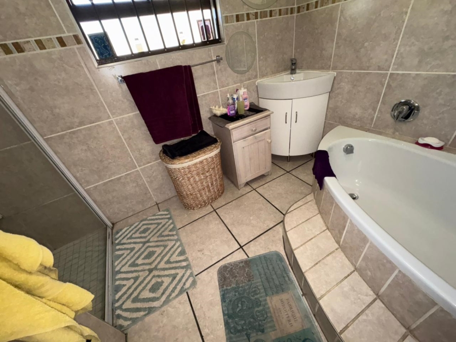 3 Bedroom Property for Sale in Safari Gardens North West